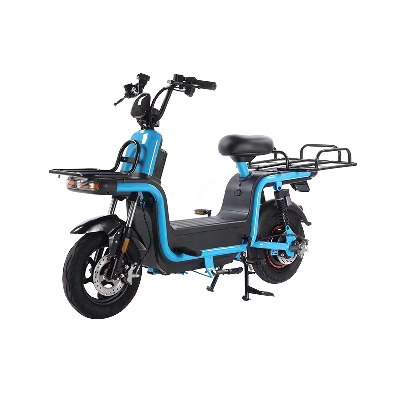 Comment la répartition du poids et le centre de gravité de cette moto électrique se comparent-ils à ceux des motos ICE équivalentes ?