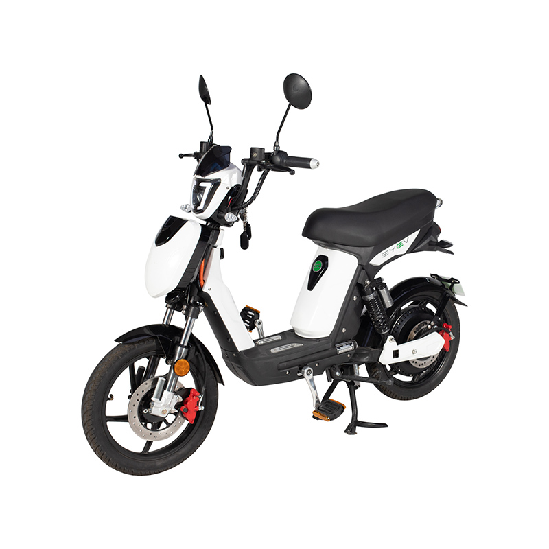 Comment l’accélération d’un vélo électrique léger se compare-t-elle aux modèles de vélos électriques axés sur la performance ?